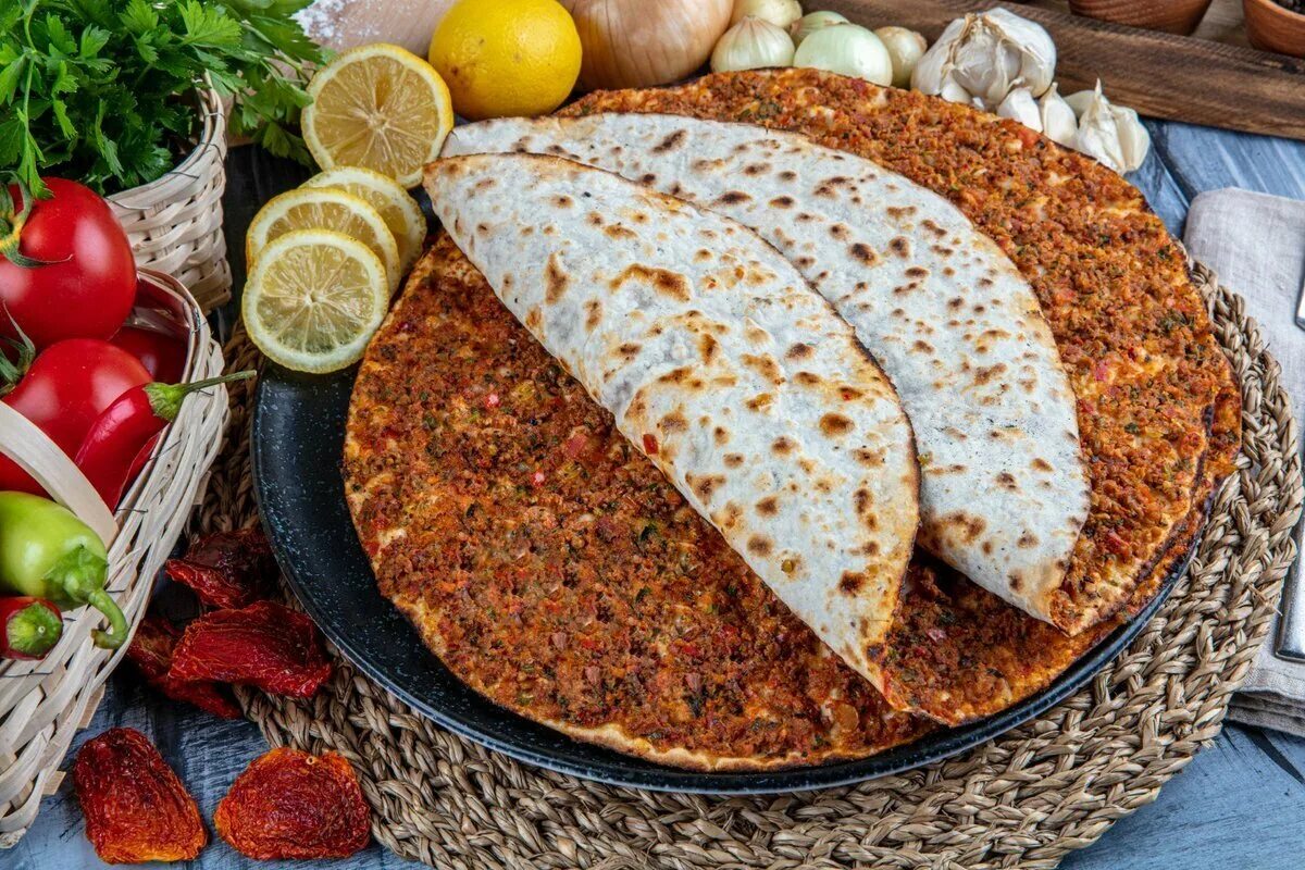 Ламаджо что это за блюдо. Лахмаджун армянский. Лахмаджун и ламаджо. Турецкая лепешка Лахмаджун. Турецкая кухня Лахмаджун.