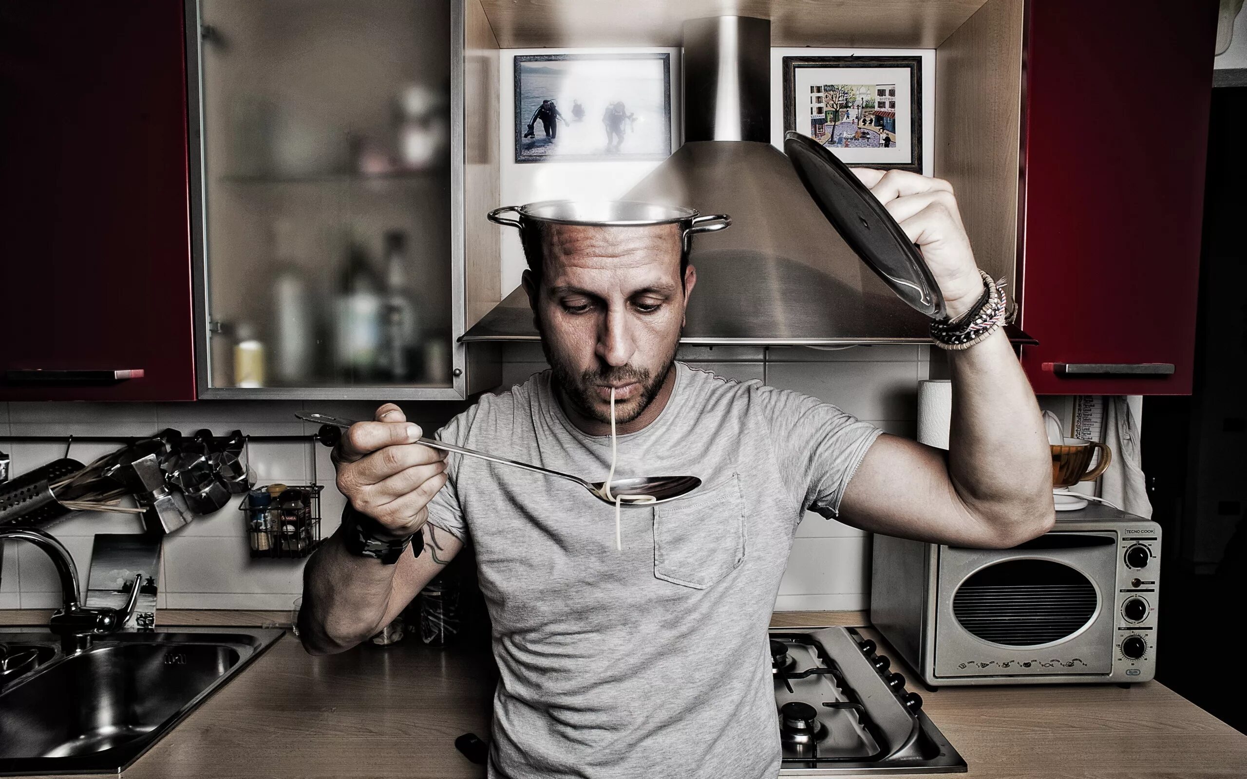 Необычные кухни. Оригинальные предметы для кухни. Прикольные кухни. Человек в кастрюле. Смешной повар.