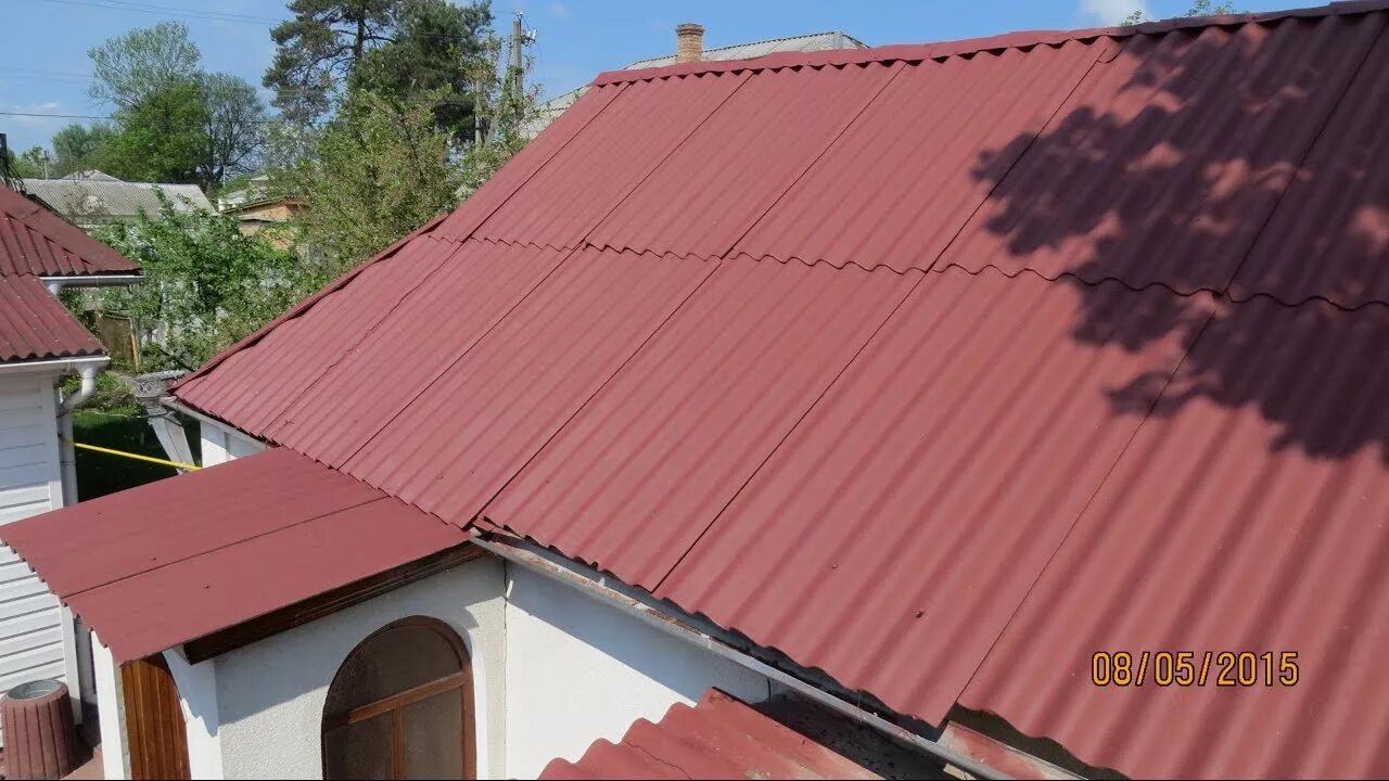 Крыша дома была давно не крашена. Крашеный шифер на крыше. крыша из крашеного шифера. крашеная шиферная крыша. красим шиферную крышу.