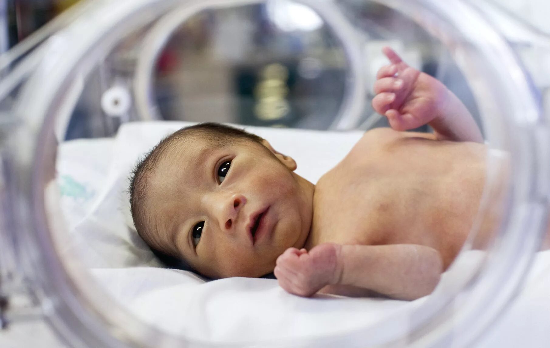 Семимесячный ребенок температуре. Nedonosheniy rebonok. Новорождённые дети. Рождение недоношенных детей.