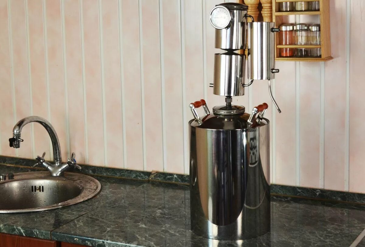 Самогонный аппарат иваныч ббтф 35 литров. Аппарат для самогона. Самогонный аппарат добрый жар 20 литров. Самогонный аппарат изумруд 30 л. Сайт самогонных.