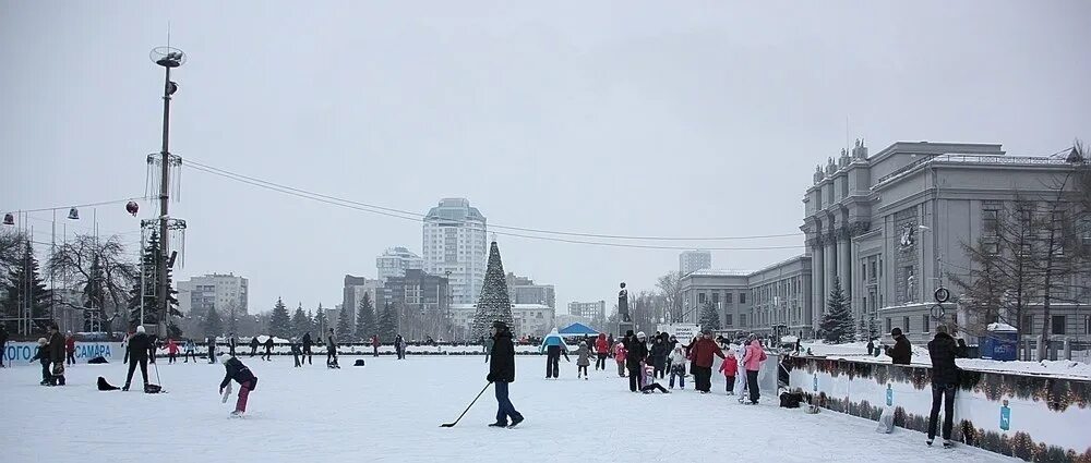 Площадь куйбышева самара зимой каток. Катки города самары. Каток на набережной самара. Каток на набережной самара. Елка в самаре на площади.
