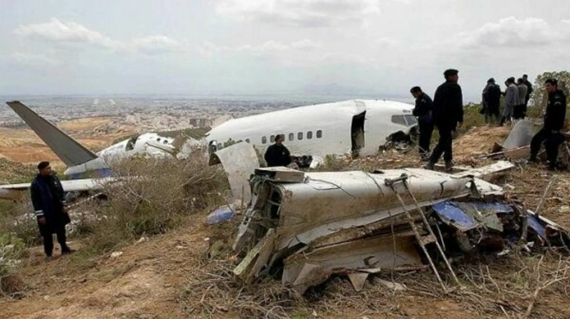Авиакатастрофа сейчас. Боинг 737 Китай. Боинг 737 разбился в Китае. Боинг 737 авиакатастрофа. Авиакатастрофы Boeing-737 Египет.