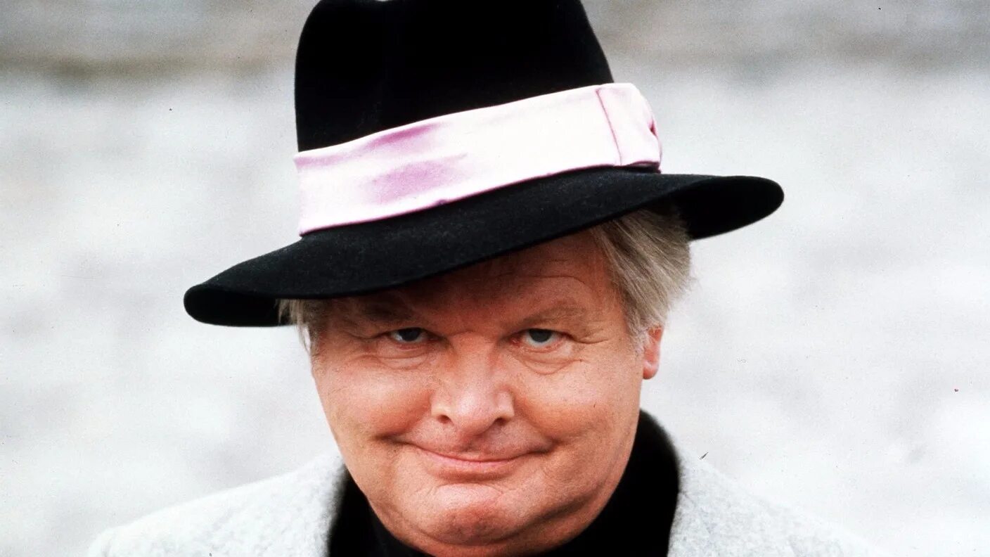 Бенни хилл шоу эпизод 17. Шоу бенни хилла. Бенни хилл постеры. Удивленный бенни хилл. Бенни хилл шоу.