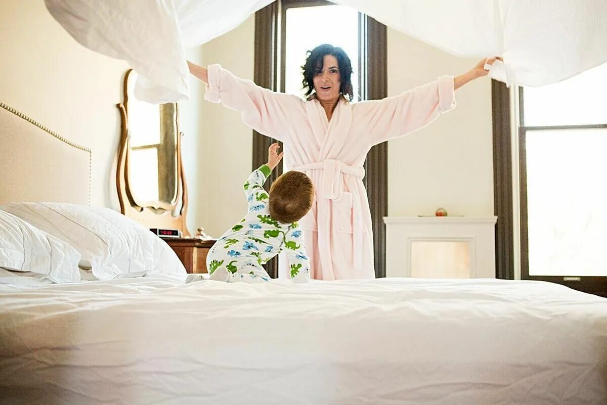 Стелить постель. Застелая. Застеленная кровать. Застеленная кровать. Застелая.