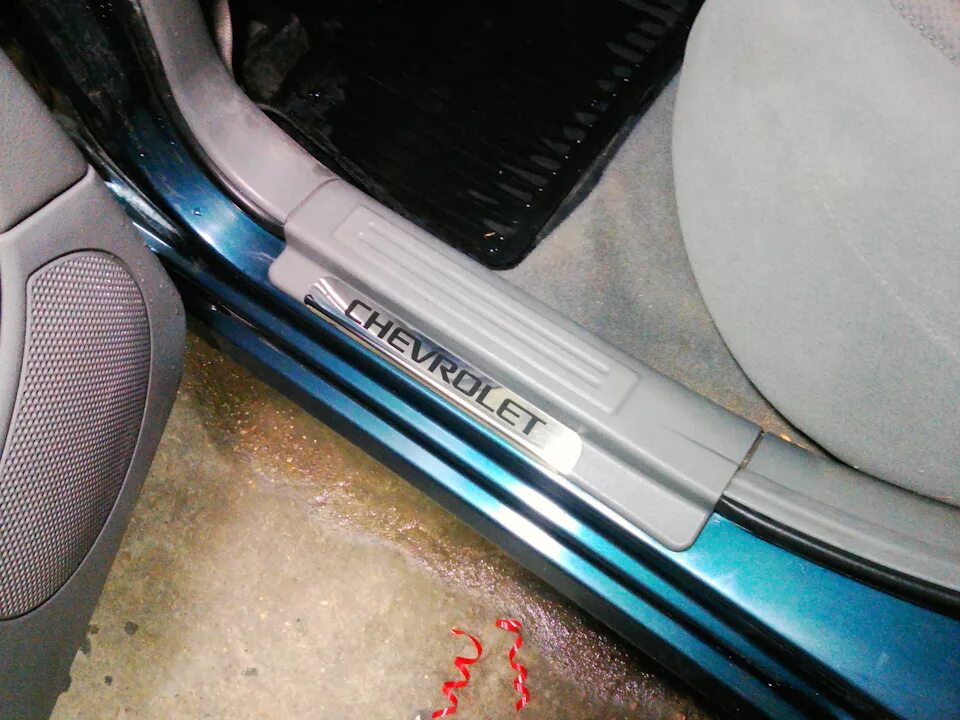 Пластиковые пороги на шевроле лачетти хэтчбек. Накладки порогов f1 lacetti седан. Накладки пластиковые лачетти. Пороги lacetti седан. Накладные пороги шевроле лачетти седан.