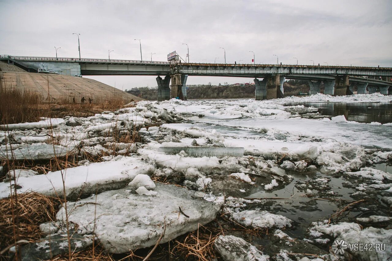 Веб камеры уровня воды. Река Томь ледоход 2022 Новокузнецк. Река Томь Новокузнецк мост. Ледоход в Новокузнецке. Поселок мутный Кемеровской области.