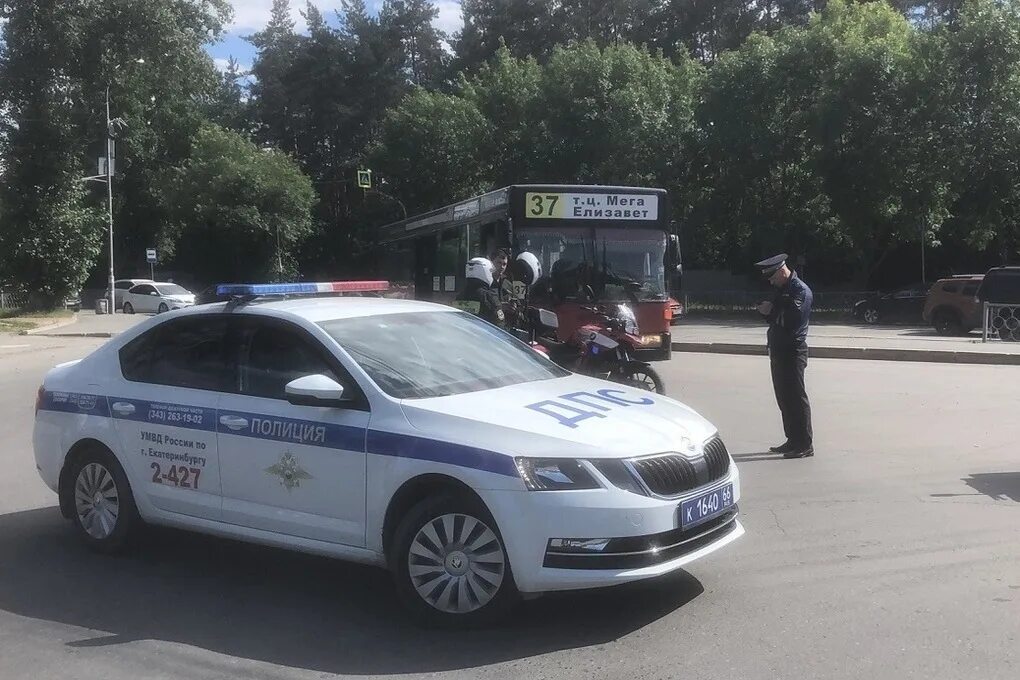 Пробежка в городе. Что пропало для мальчиков. Лобовое столкновение автомобилей. Екатеринбург город трудовой доблести. Авария на трассе екатеринбург тюмень.