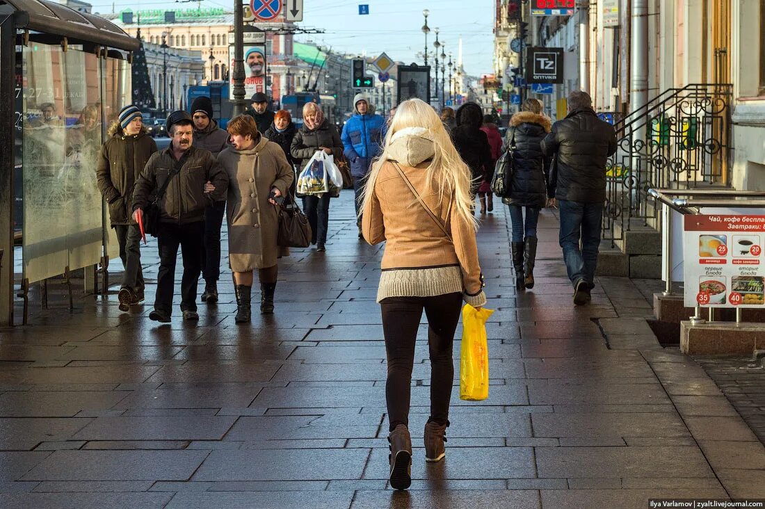 В чем сейчас ходят люди. Люди на улице Россия. Люди в куртках на улице. Люди на улице зима. Люди ходят по улице.