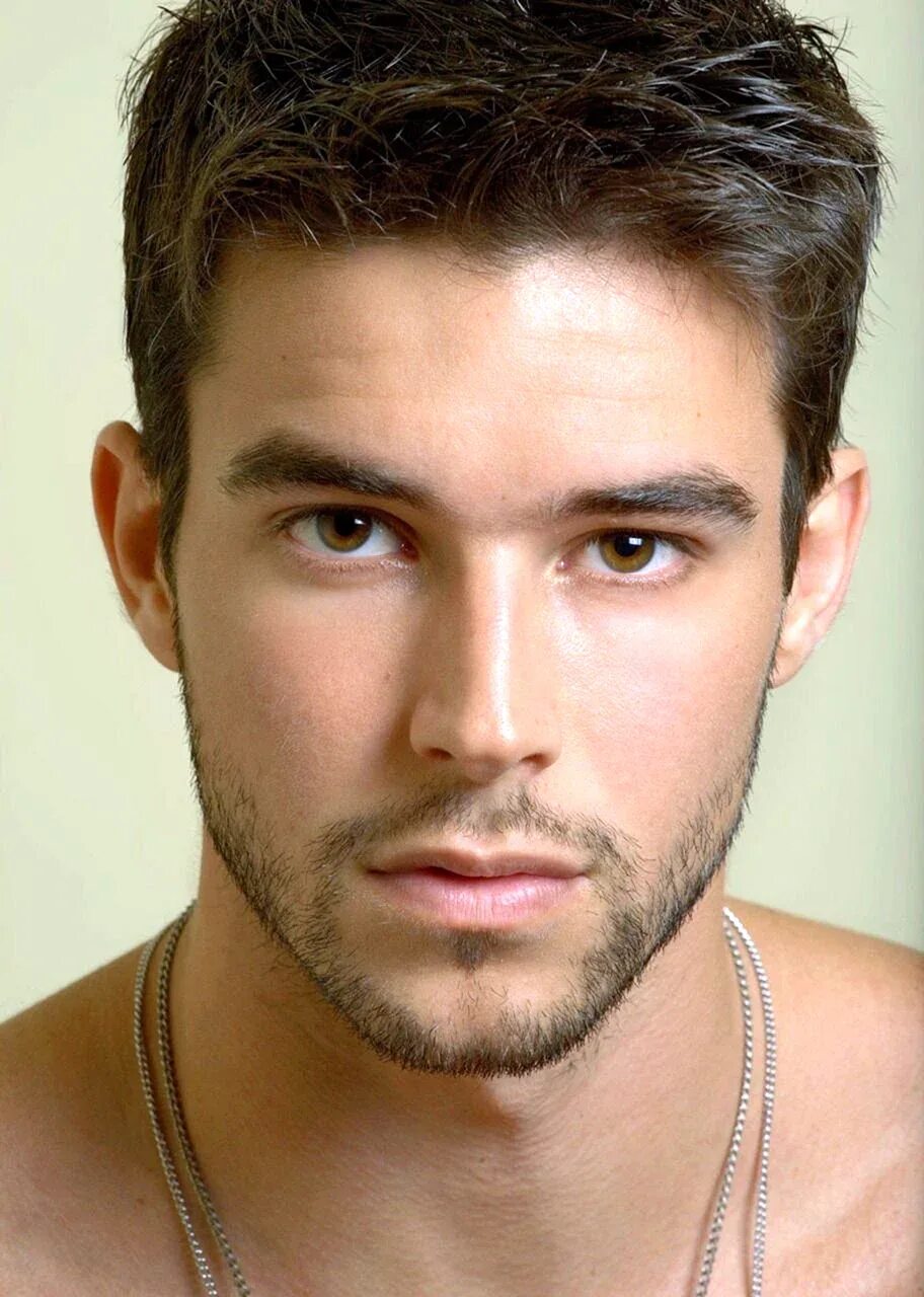 Кареглазые парни. Красивые мужские глаза. Эдуардо веласко. Бернардо веласко брюнет. Сержиу мароне 2020.