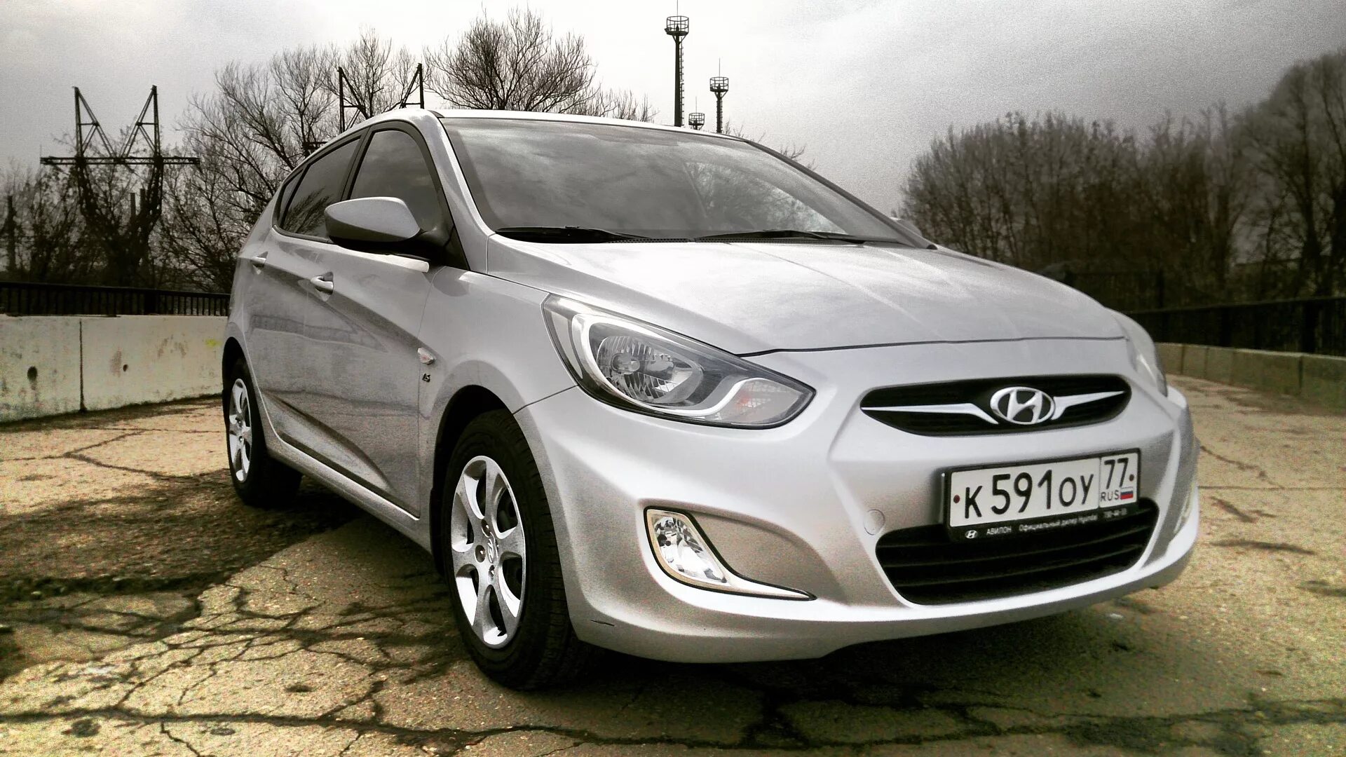 Hyundai Solaris 2013 хэтчбек. Hyundai Solaris 2013 1.6. Хендай Солярис хэтчбек 2013. Хендай Солярис 2013 года хэтчбек.