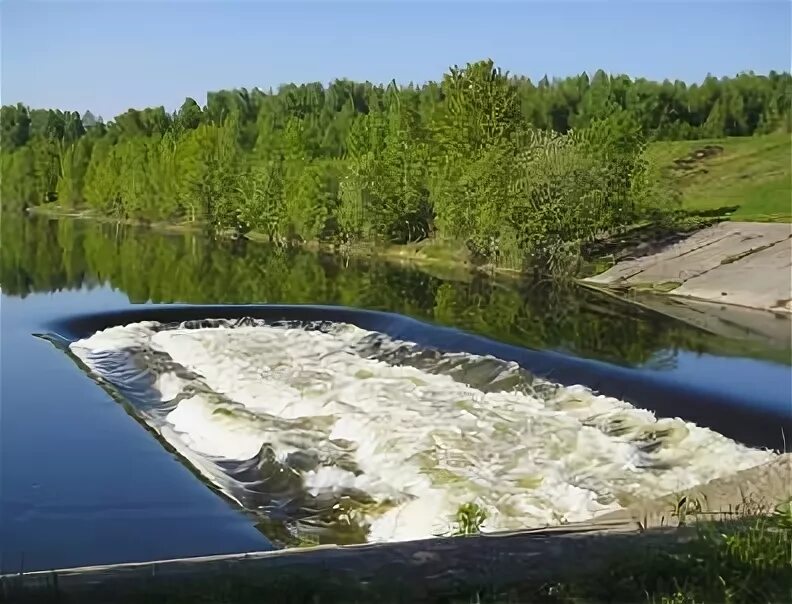 Сброс воды десногорское. Десногорск водосброс. Десногорское водохранилище плотина. Десногорск плотина. Десногорское водохранилище плотина водосброс.