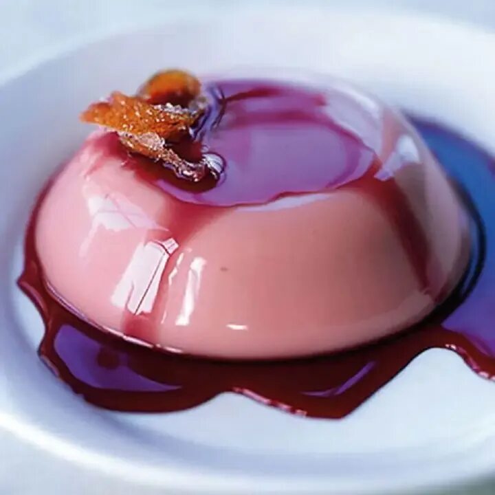 Желе со вкусом малины. Панна котта со взбитыми сливками. Желе с ягодами с розового шампанского. Желе муссы кремы. Желе муссы кремы.