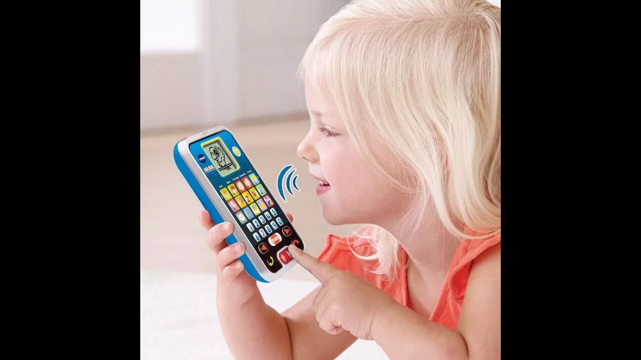 Телефоны для детей 11. Детский смартфон. Ребенок с мобильником. Ребенок с телефоном. Малыш со смартфоном.