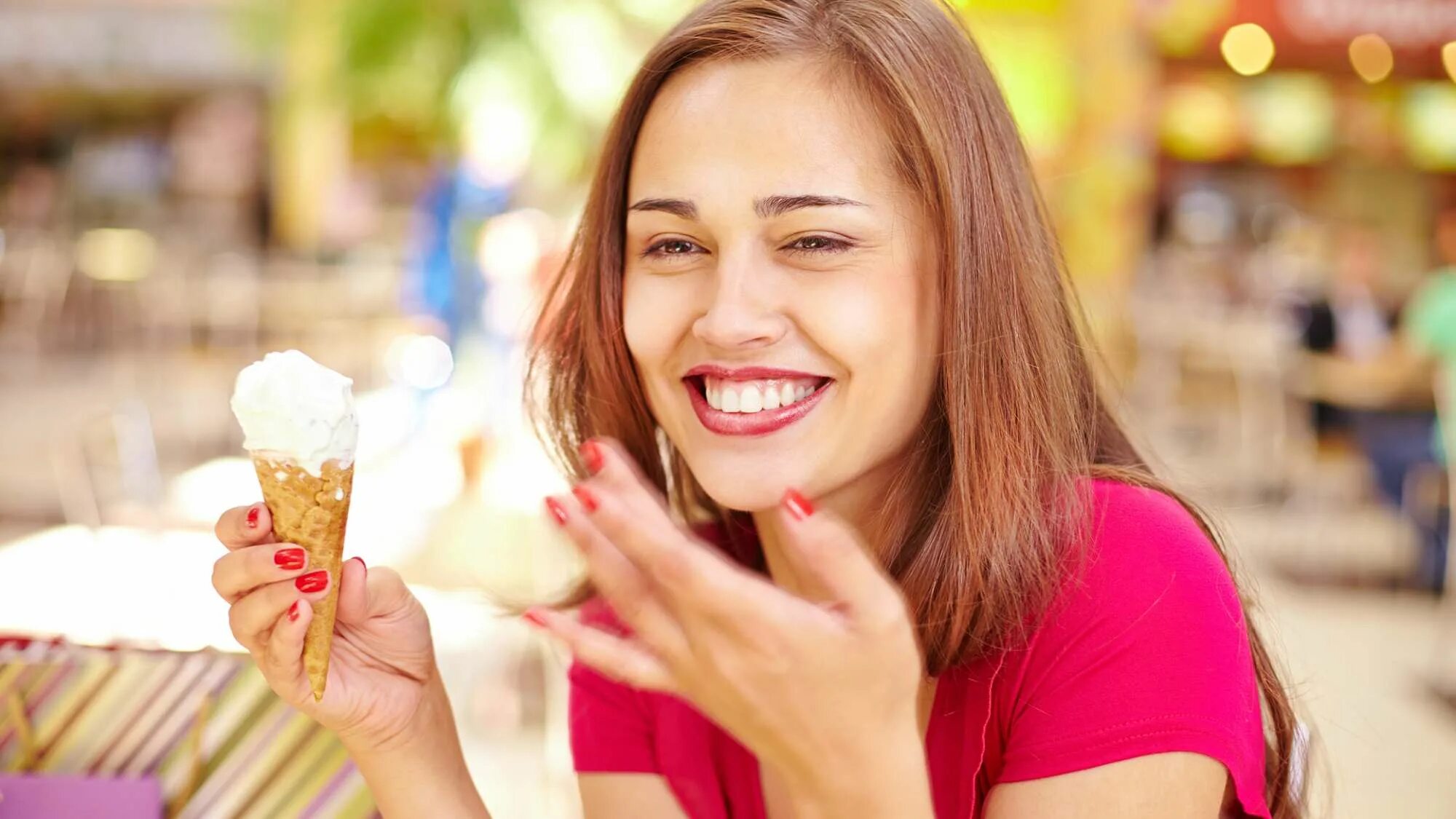 Съесть улыбаться. Женщина ест мороженое. Девушка с мороженым. Девушка ест мороженое. Фотосессия с мороженым.