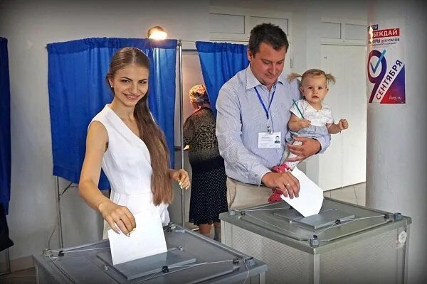 Как проголосовать семьей. Семья голосует. Фото семей на голосовании. Голосуем всей семьей на выборах. Фото семья голосует 2018.