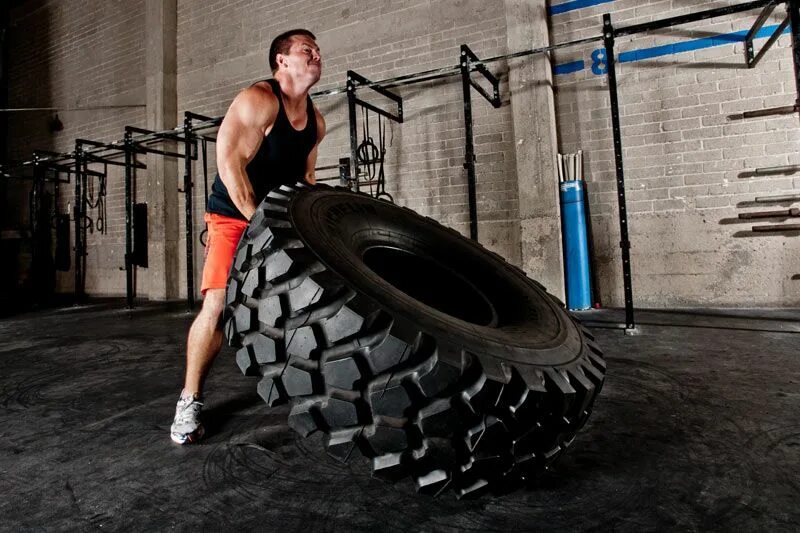 Tyre Flip техника. Sport Performance. Sporting Action muscular strength. Massive strength.