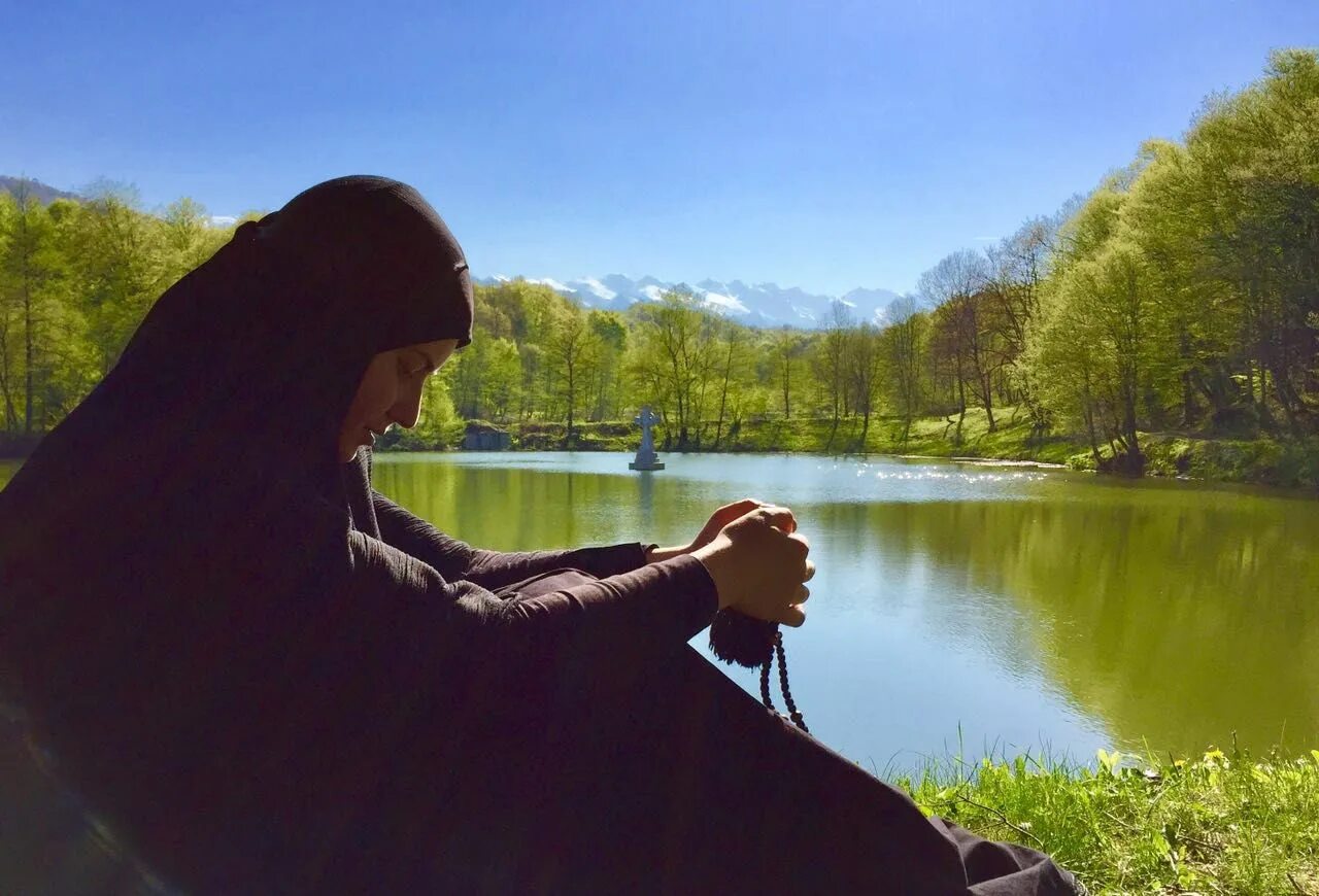 Смиренномудрие в православии. Смирение фото. Православные девушки. Монах молится. Человек молится богу.