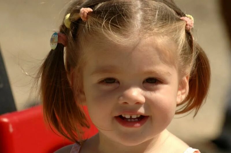 Девочка волосы двух. Прическа для девочки 6 лет. Подруги со спины. Детские прически для девочек. Девочка волосы двух.