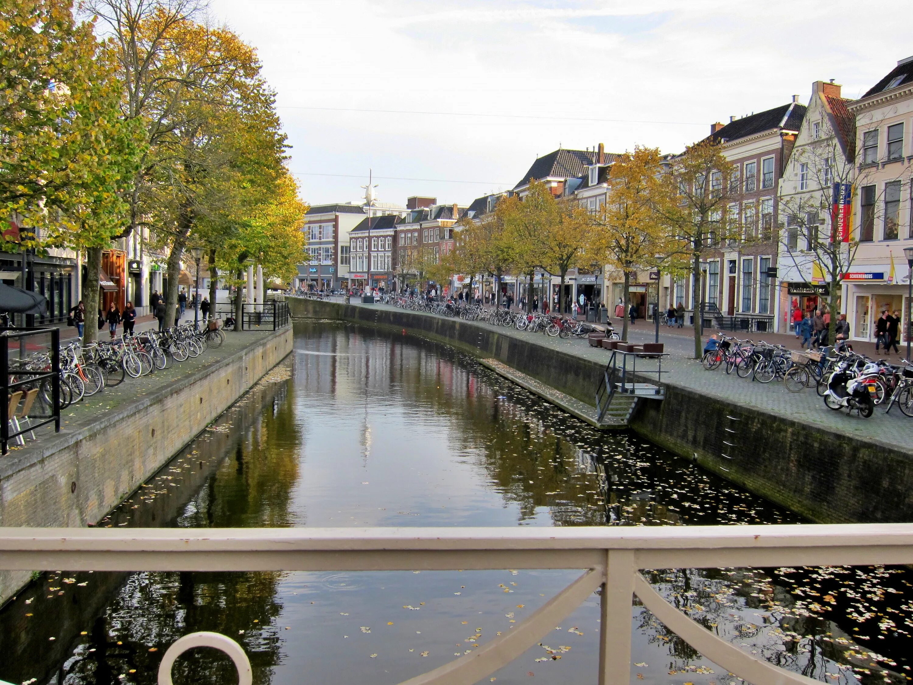 Леуварден нидерланды. Leeuwarden город. Нидерланды достопримечательности. Leeuwarden город. Жизнь в европе.