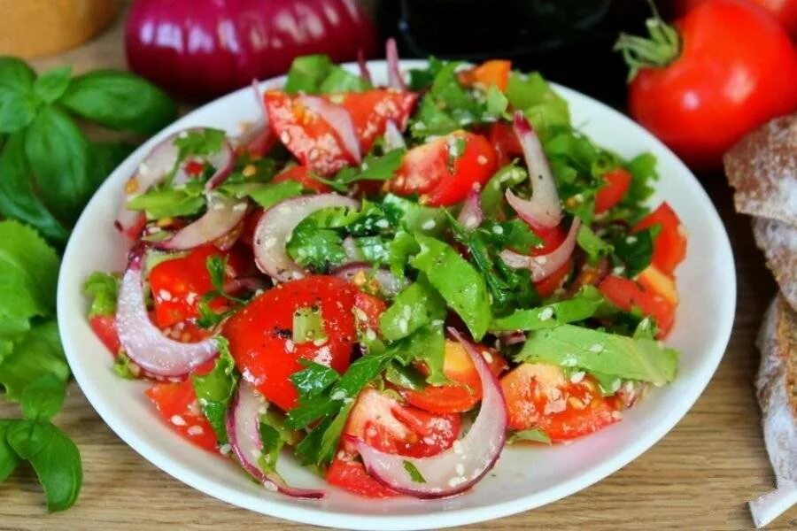 Салат с помидорами. Салат с помидорами и зеленью. Салат с помидорами и кунжутом. Салаты без помидоров рецепты с фото