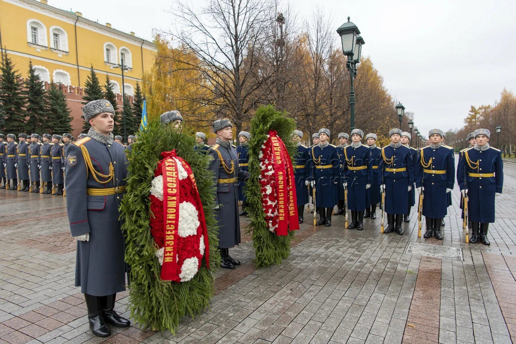 Возложение венков к могиле неизвестного солдата 2022год. Президент возложил венок к могиле неизвестного солдата. Возложение к могиле неизвестного солдата сегодня. 2023. Возложение цветов к могиле неизвестного солдата.