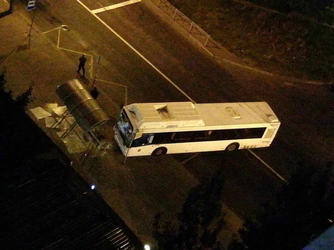 Новости про упавший автобус в санкт петербурге. Испорченный автобус. автобус въехал в автобусную остановку. лтп с автобусами спб.
