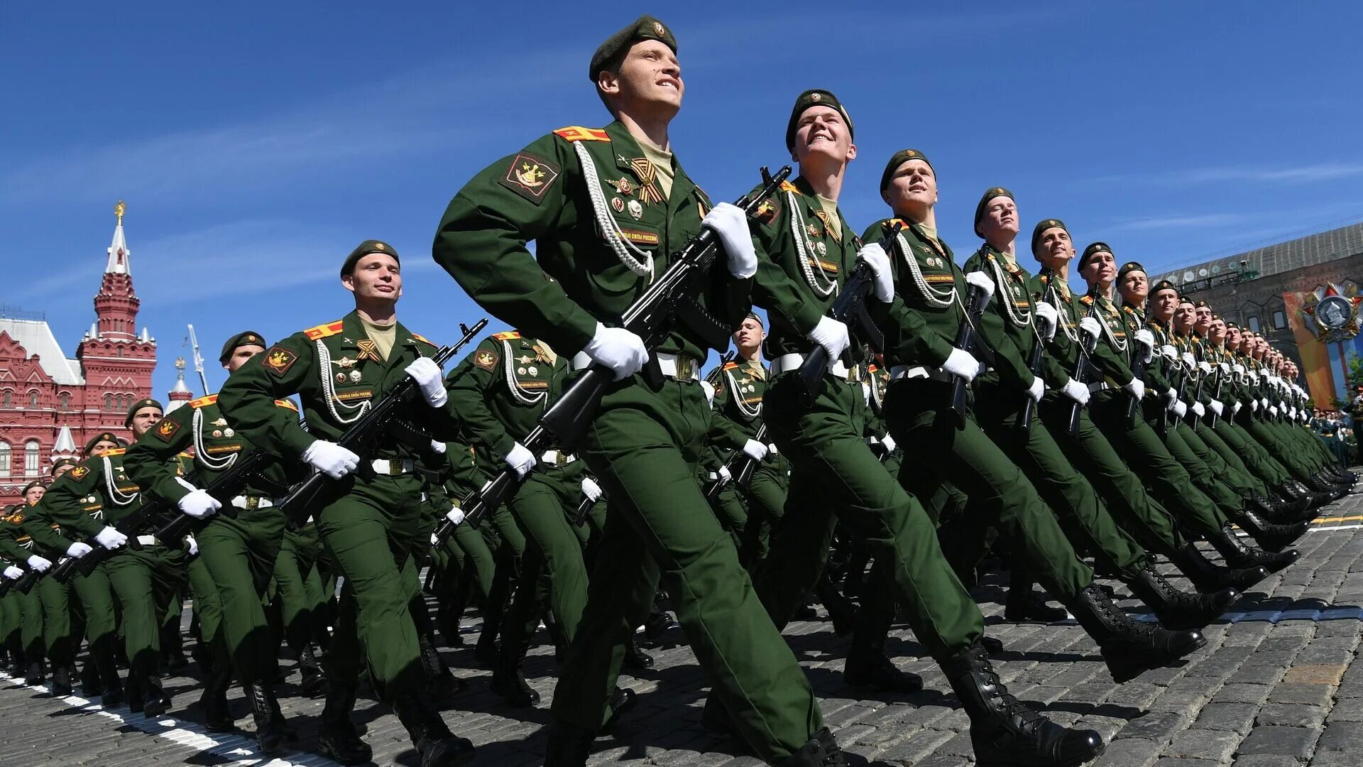 Песня солдаты на парад. Военный парад. Российский солдат на параде. Солдаты на параде. Русские солдаты на параде.