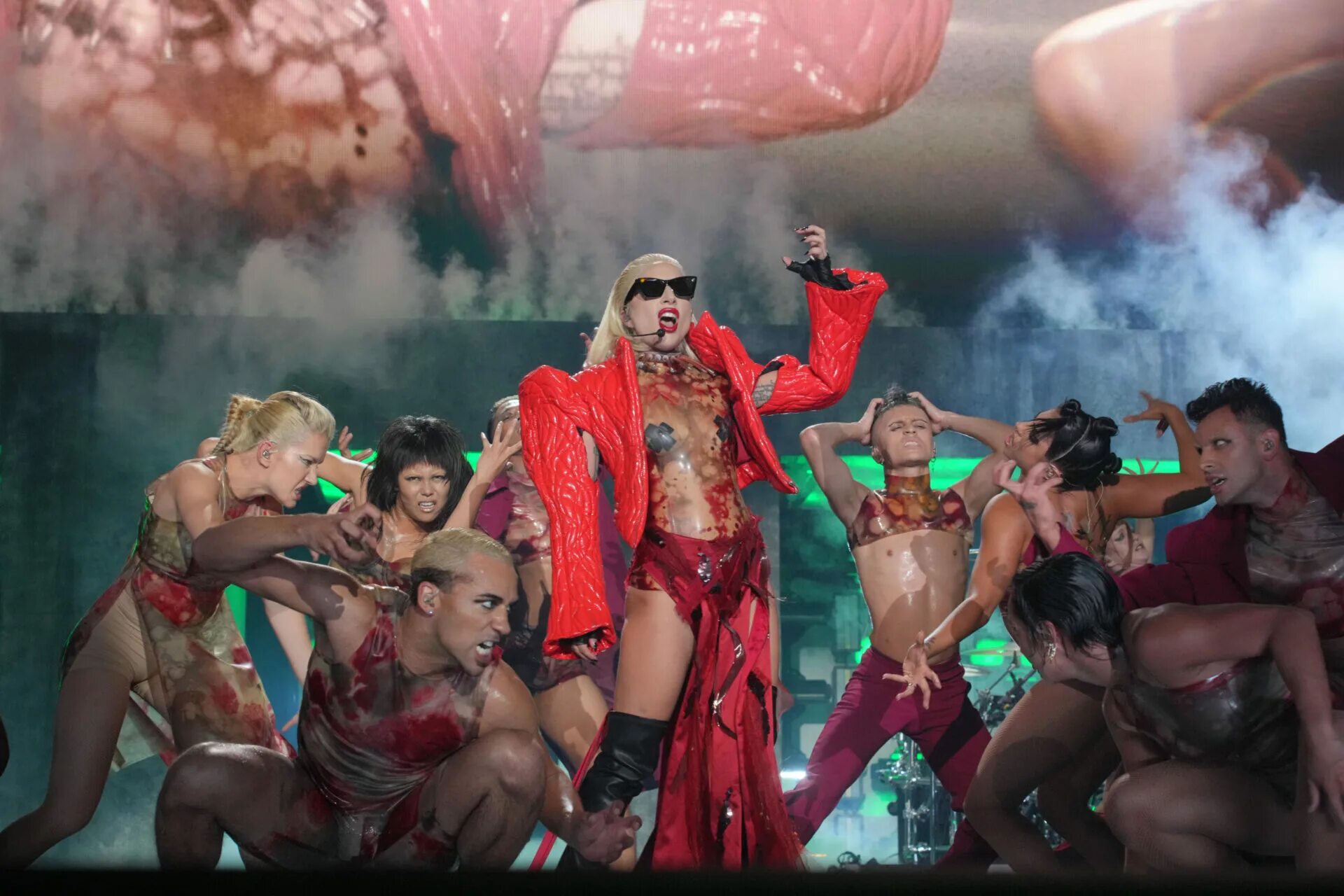 Lady gaga chromatica ball hbo. Леди гага грэмми. Леди гага 2022. Lady gaga chromatica ball hbo. Леди гага chromatica ball.