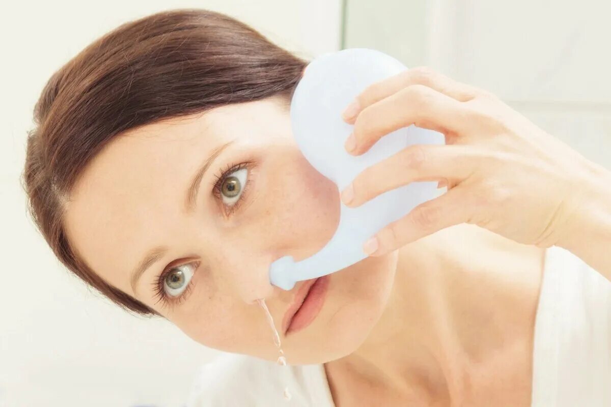 Промыть нос солевым раствором видео. Промывание носа. Заложенность носа промывание. Солевой раствор для промывания носа.
