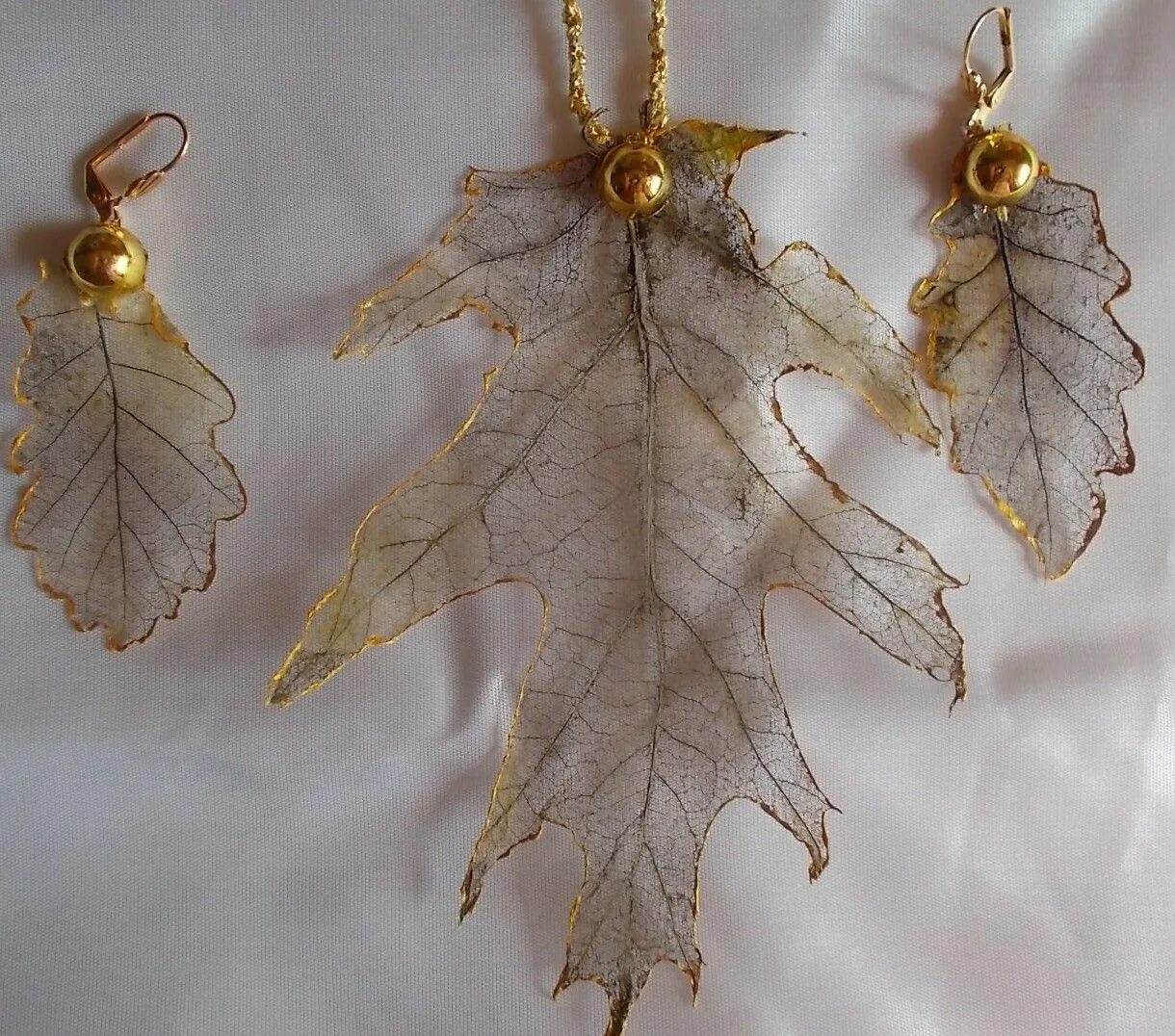 Как сделать украшения из листьев. Гирлянда из осенних листочков. Поделки осень. Гербарий из листьев. Лист украшение гальваника.