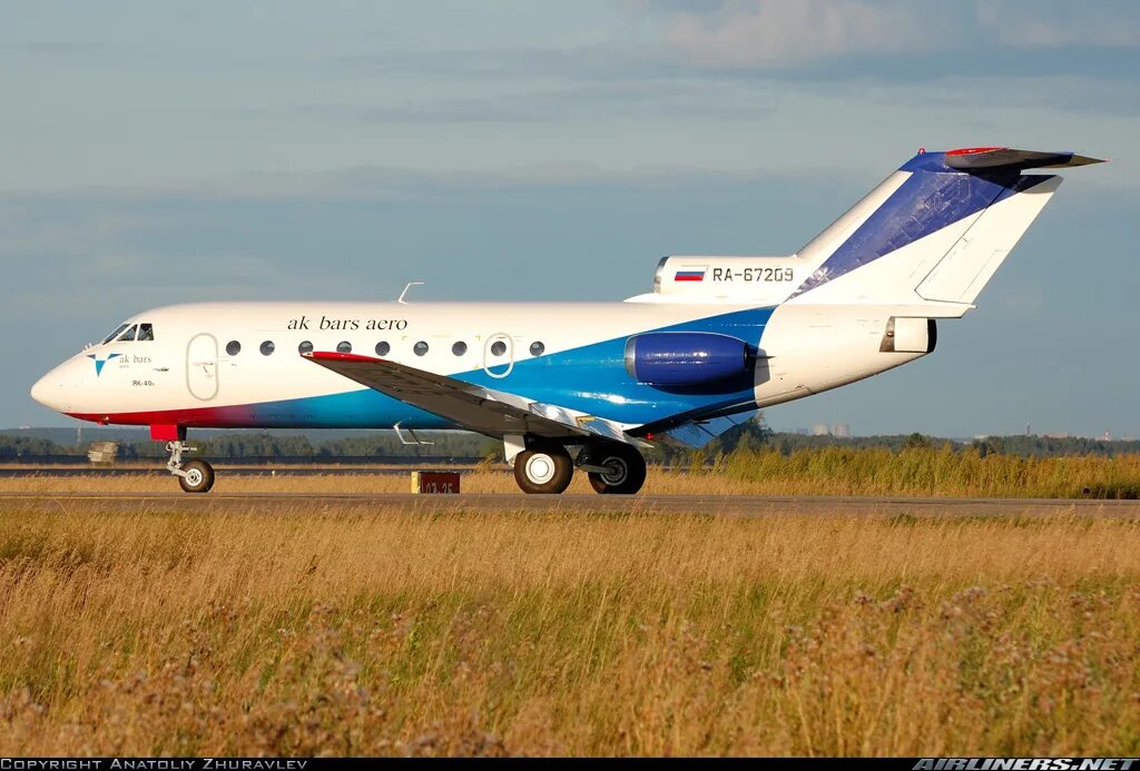 Як 40 купить. Яковлев як-40. Як-40 реверс. Yak-40k. Яковлев як-40 винглеты.