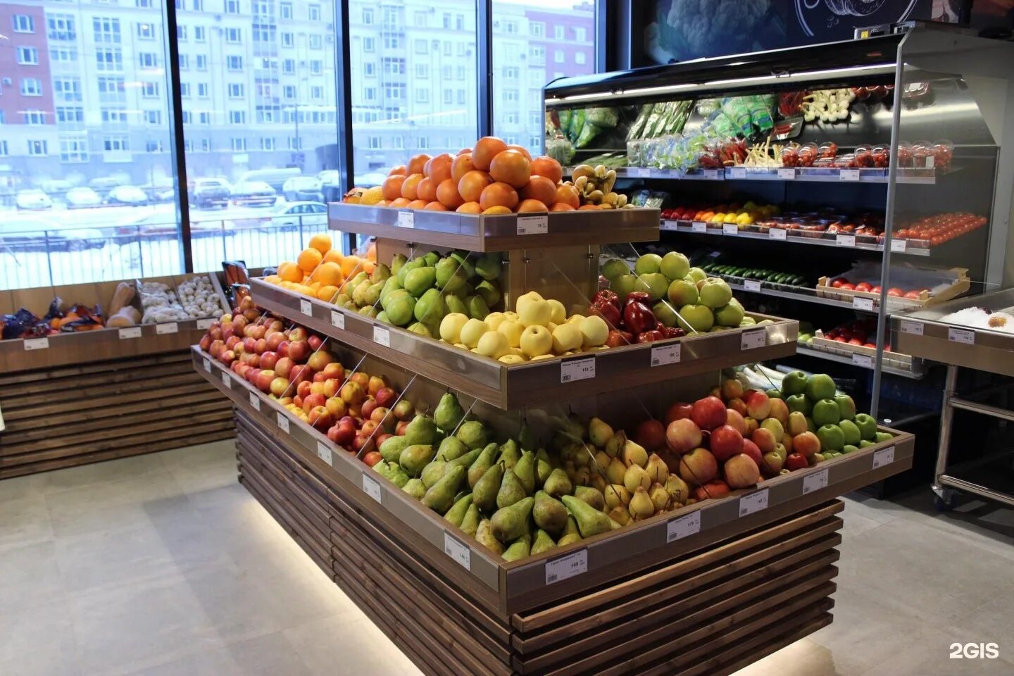 Помещение под овощи. Выкладка овощей и фруктов в магазине. Прилавок с овощами и фруктами. Витрина для овощей и фруктов. Витрина овощи фрукты.