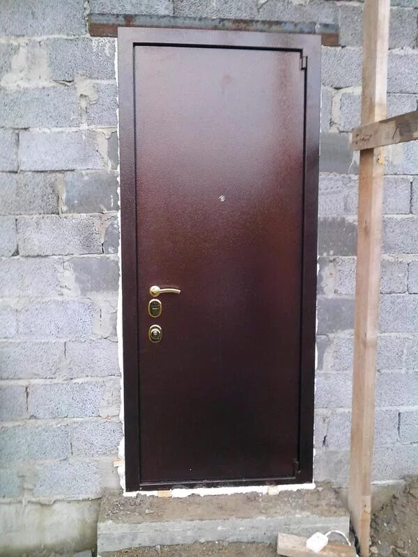 Железная дверь. Входные железные двери в дом. Входная металлическая дверь в частный дом. Входная дверь установленная. Установить дома металлические двери