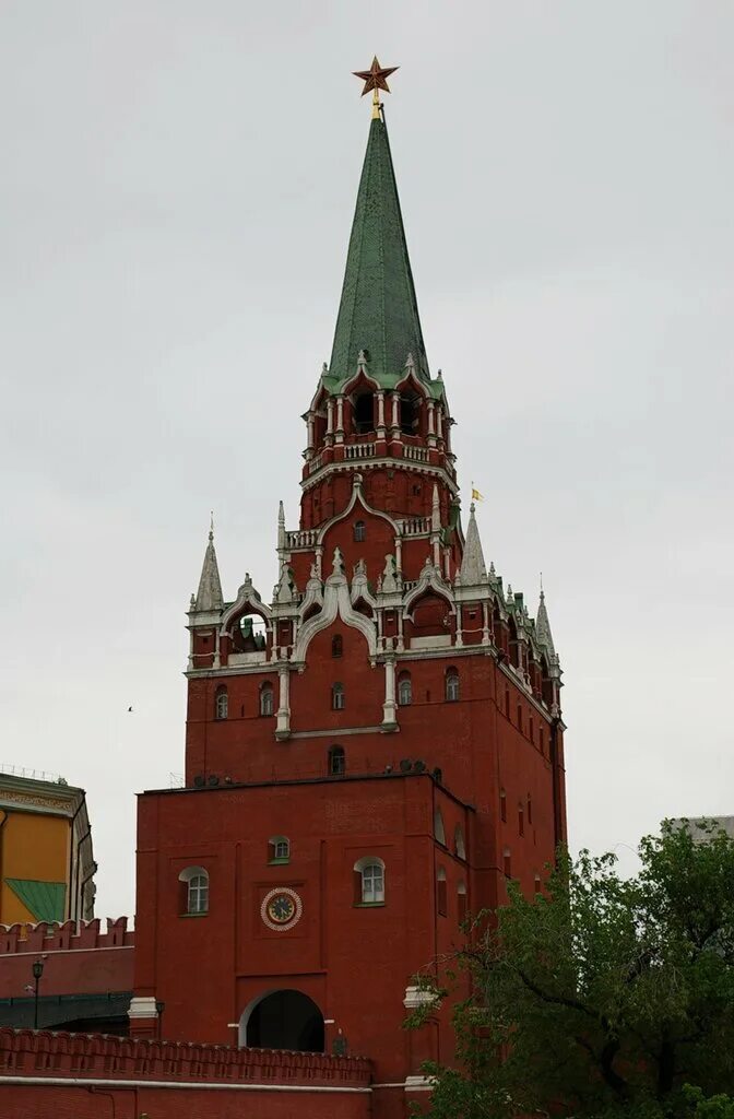 Кремлевский цвет. Троицкая башня Санкт Петербург. Троицкая башня Московского. Троицкая и Спасская башня. Цвет Кремля.