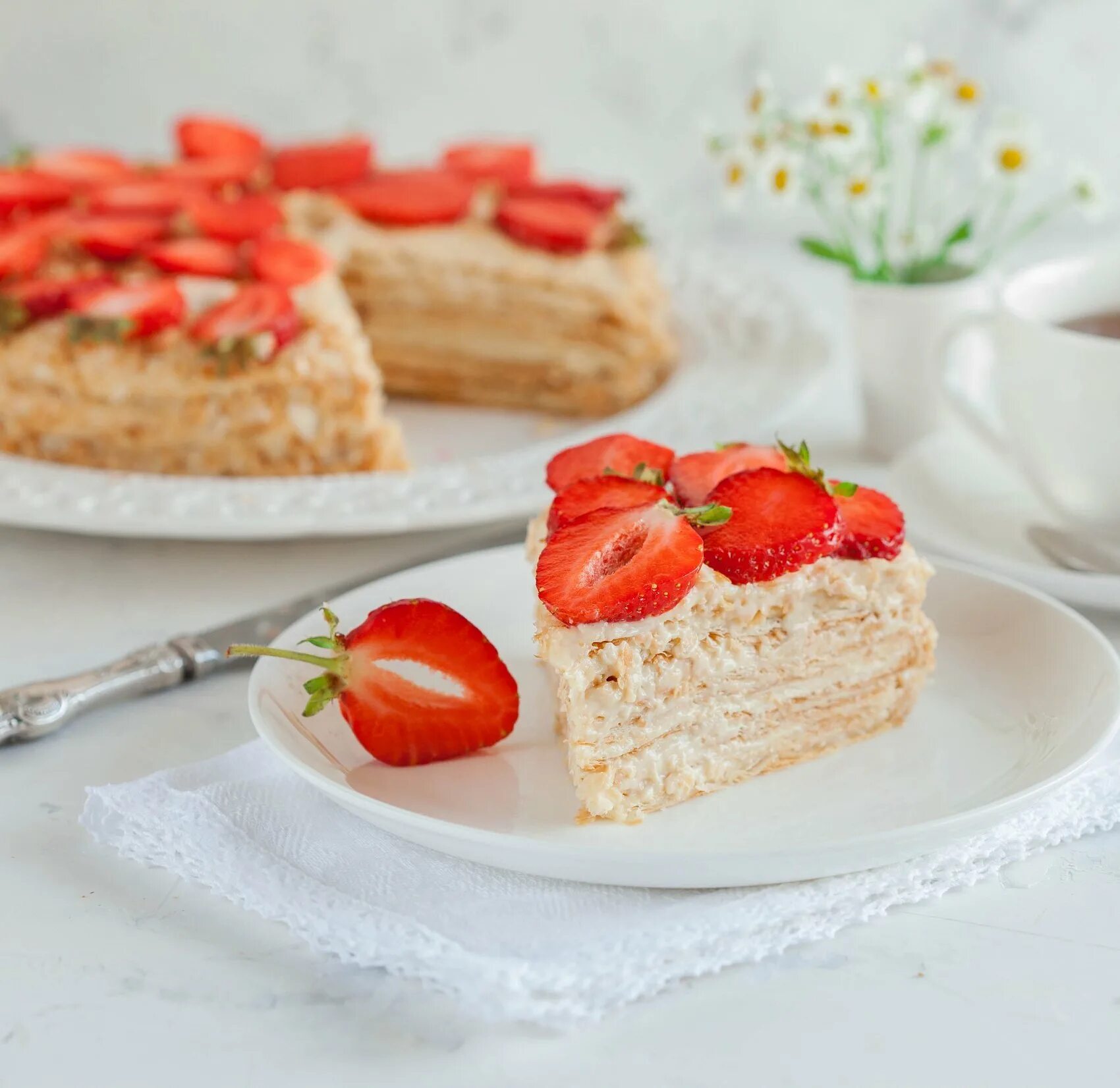 торт наполеон клубничный. наполеон с клубникой. клубничный наполеон. торт наполеон клубничный. клубничный торт наполеон наполеон.