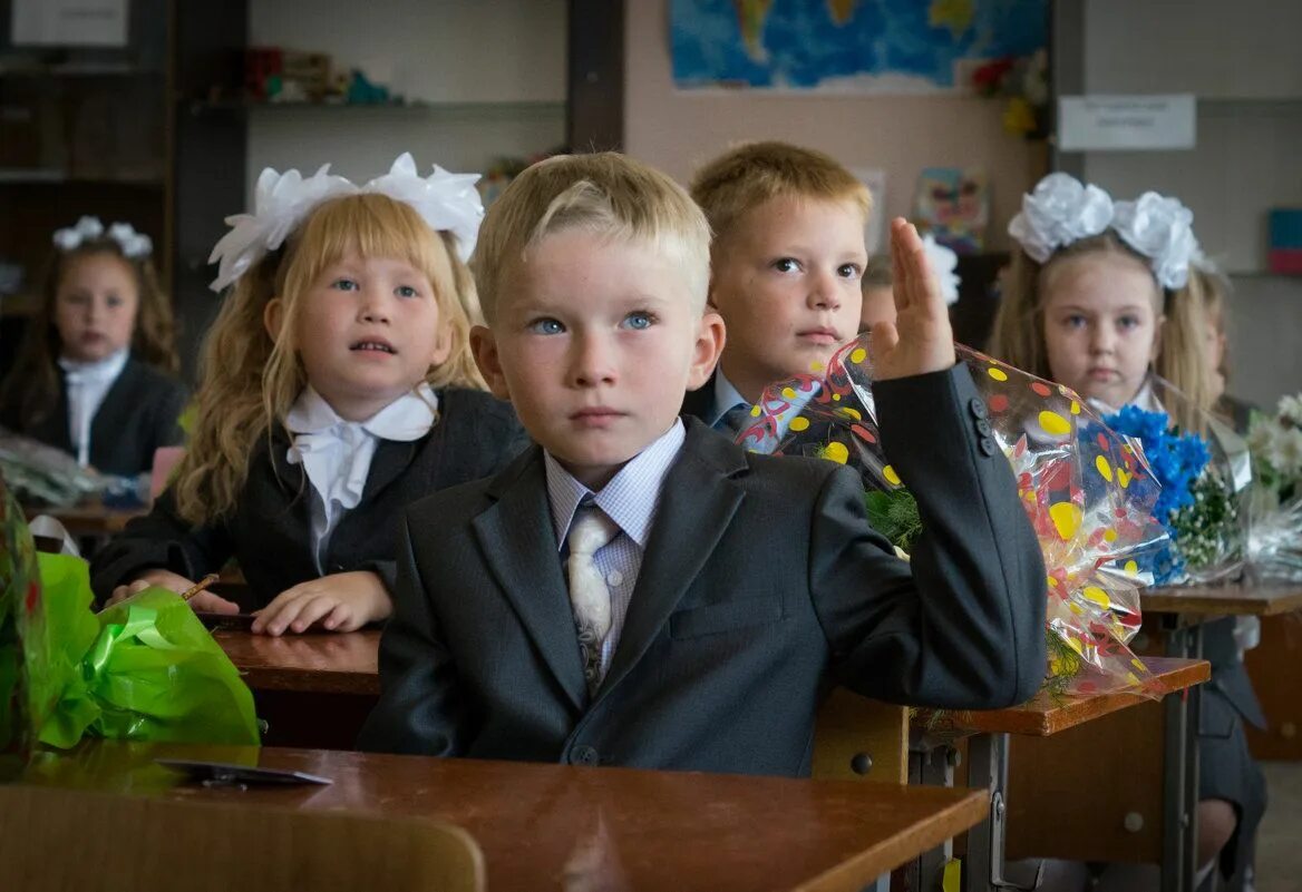 Первый класс почему. Первоклассники. Фотосессия первоклассника. Школа первоклассника. Школа первый класс.