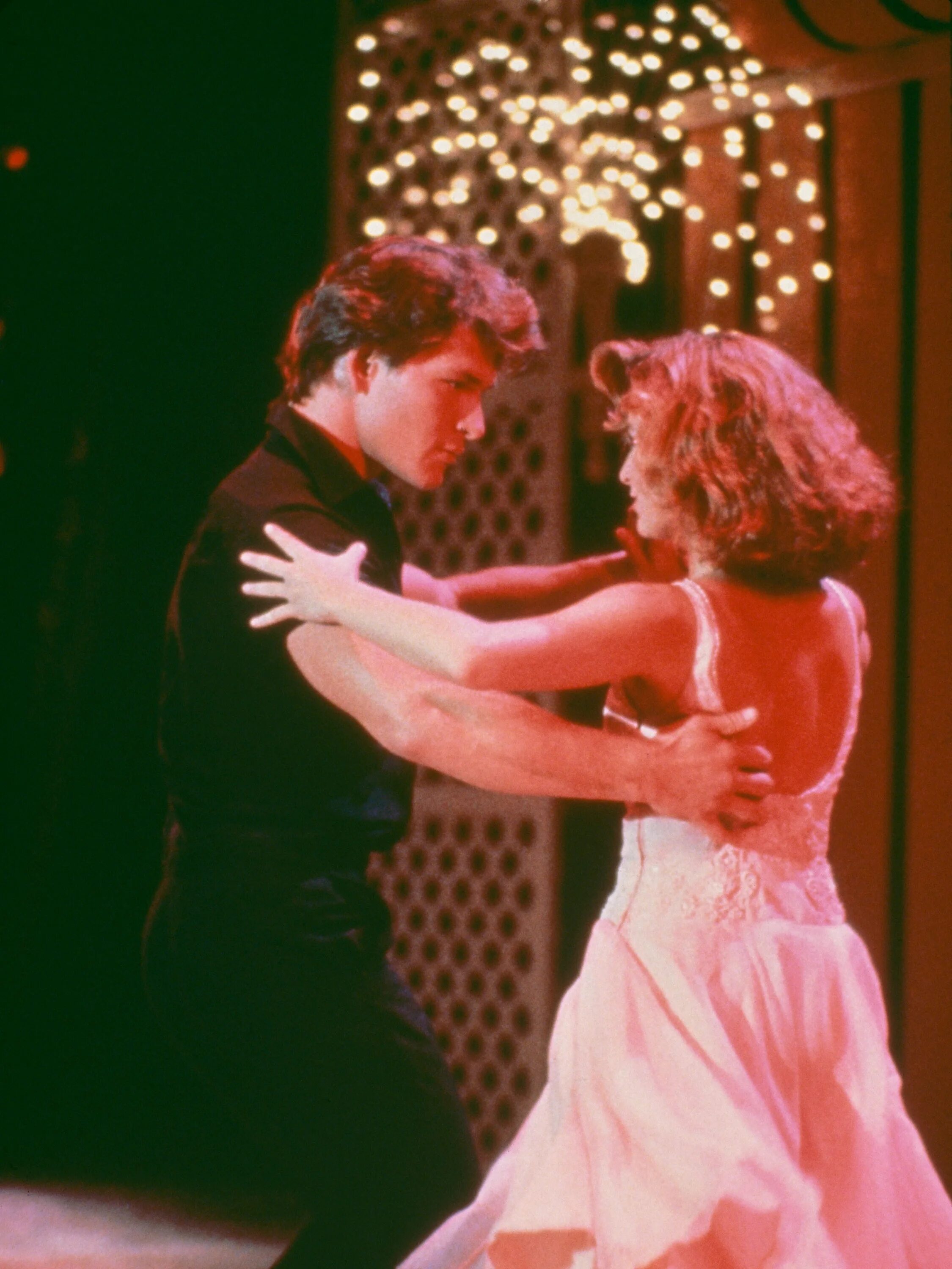 Патрик суэйзи грязные танцы. Патрик суэйзи грязные танцы. Патрик суэйзи грязные танцы. Танец из кинофильма грязные танцы. Патрик суэйзи грязные танцы.