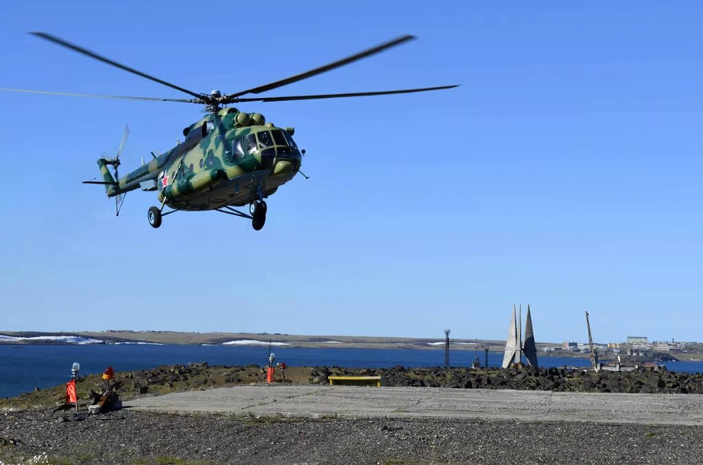 Вертолет над ступино. Ми-8 Диксон. Вертолетная площадка ми-8. Анадырь вертолетная площадка. Диксон Пограничная застава.