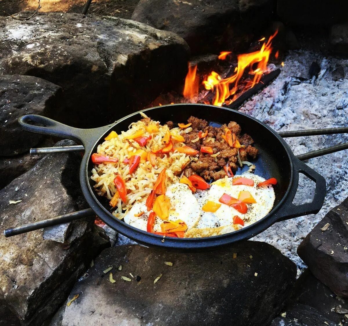 Блюда для кемпинга. Camping and cooking. Завтрак в кемпинге. Приготовление пищи на природе. Camping and cooking.