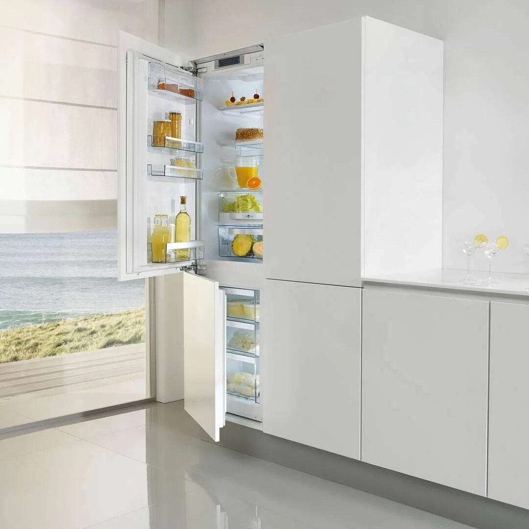 Liebherr icn 3376. Холодильник в интерьере. Встроенный холодильник на кухне. Холодильник side-by-side maunfeld mff182nfsbe. Современные холодильники.