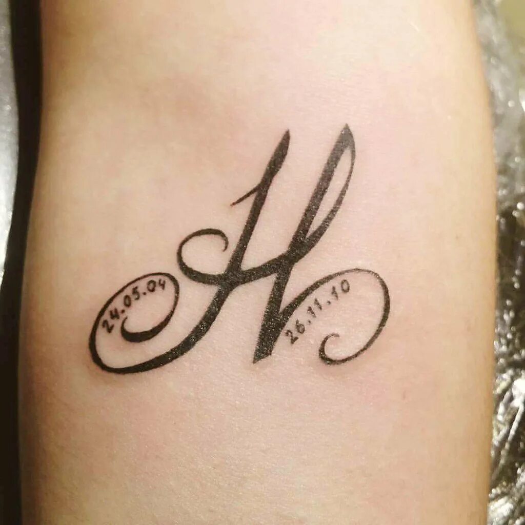 Татуировка буква s. Татуировки с буквой а для девушек. Тату буква н. Значение букв татуировок. Значение букв татуировок.