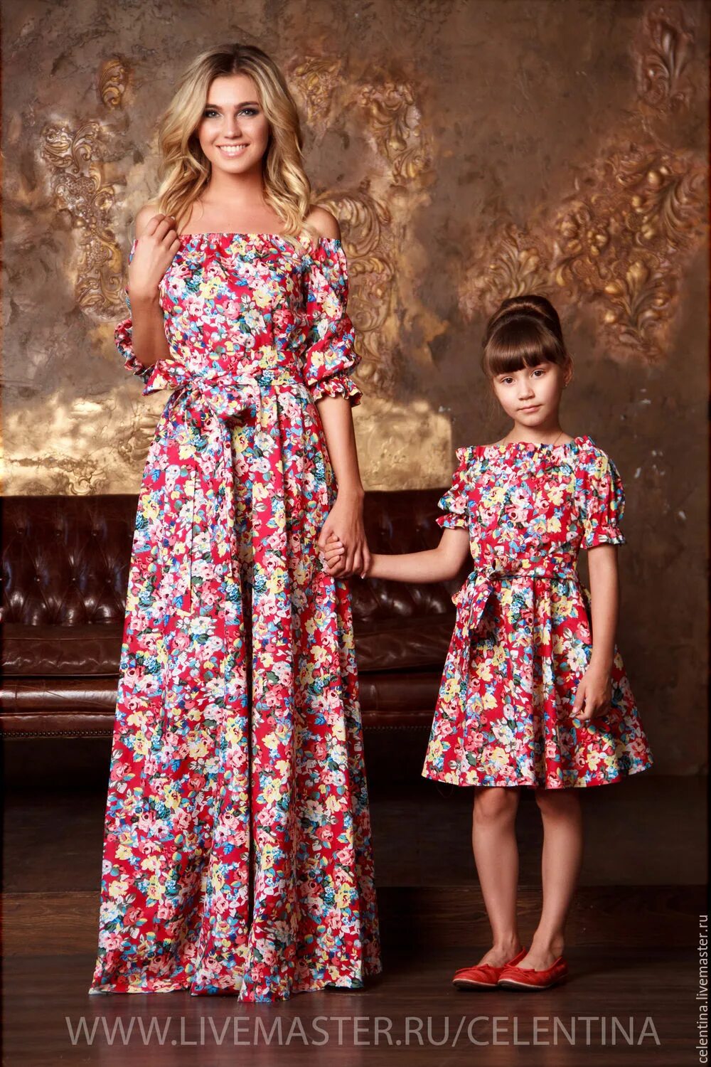 Одинаковые платья для мамы. Платье для мамы. Платье мать и дочь. Мама и дочка с платьем. Летние платья для мамы и Дочки.