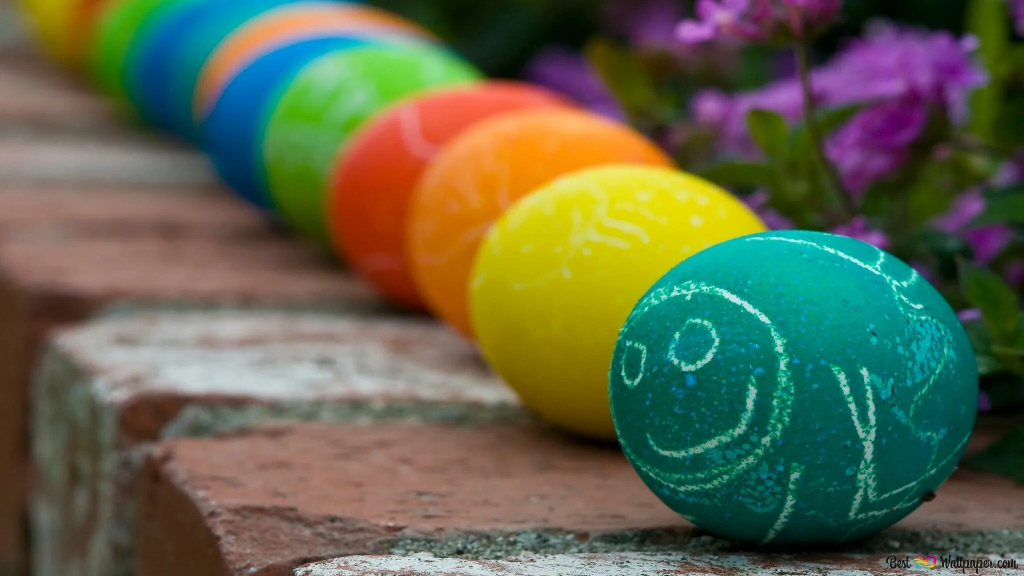 Разноцветные яйца на пасху. Пасхальные яйца яркие. Радужная Пасха. Радужные пасхальные яйца. Пасхальные яйца в ряд.