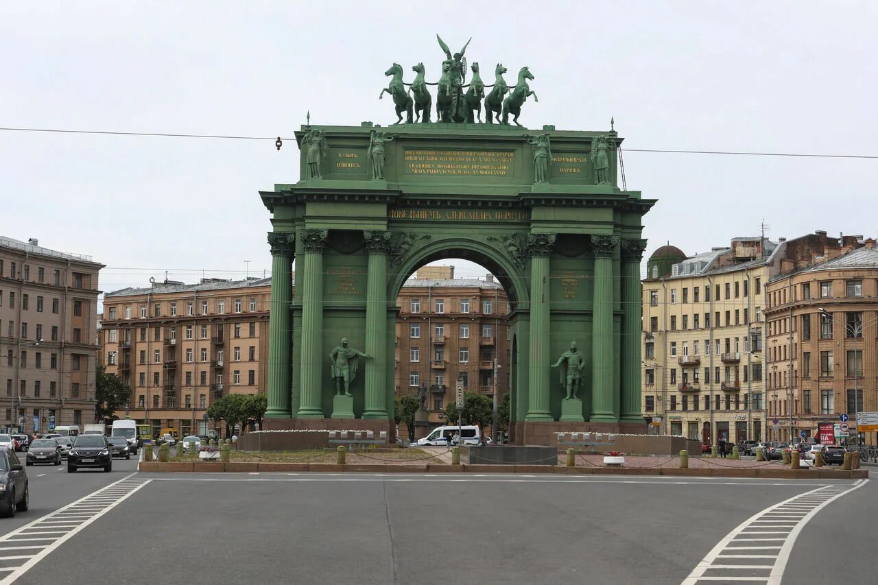 Нарвская спб. Триумфальная арка Нарвские ворота в Санкт-Петербурге. Триумфальная арка Нарвские ворота. Музей-памятник «Нарвские триумфальные ворота». Метро Нарвская Санкт-Петербург триумфальные ворота.