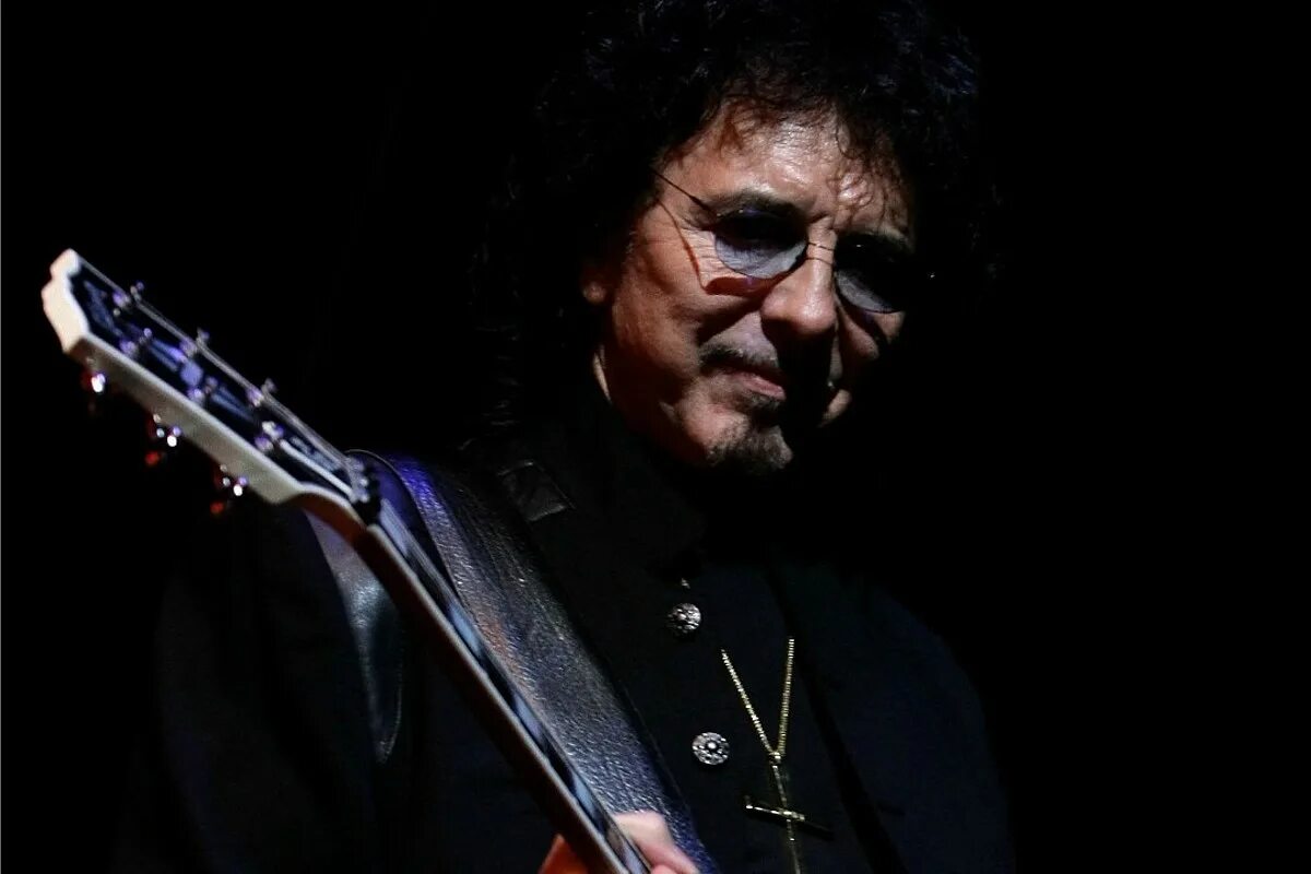Tony iommi monkey. Tony iommi. тони айомми блэк саббат. гитарист блэк саббат. tony iommi 2025.