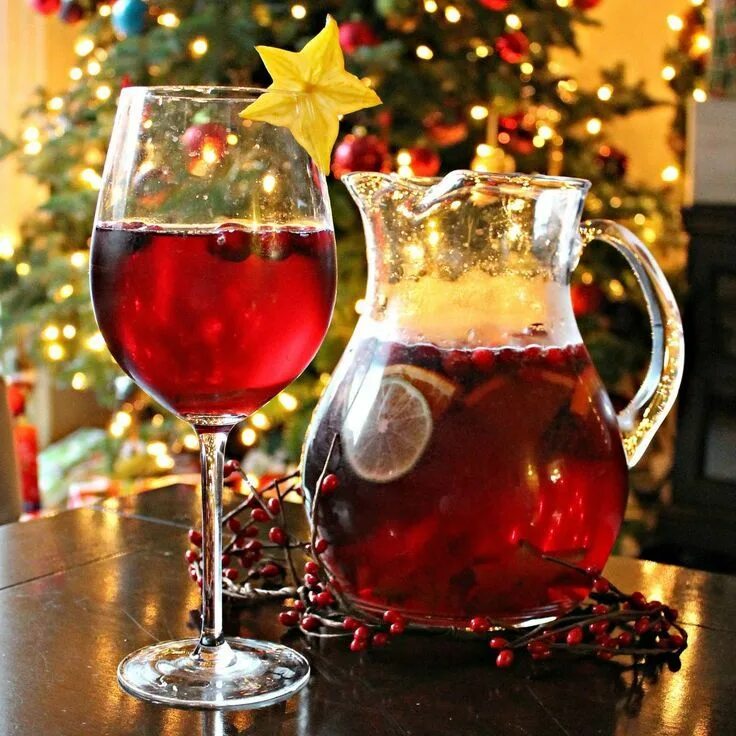 Новый год в англии пунш. Holiday drink. Holiday drink. Безалкогольные напитки. Коктейль зеленый в винном бокале.