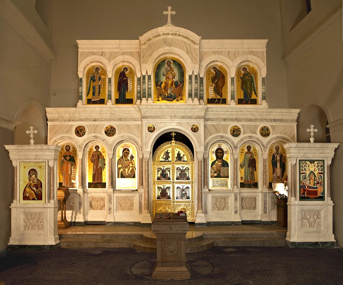 византийский каменный иконостас. кузнецов иконостас тверская область. каменный иконостас византийский стиль. белый иконостас. иконостас храм спасителя калининград.