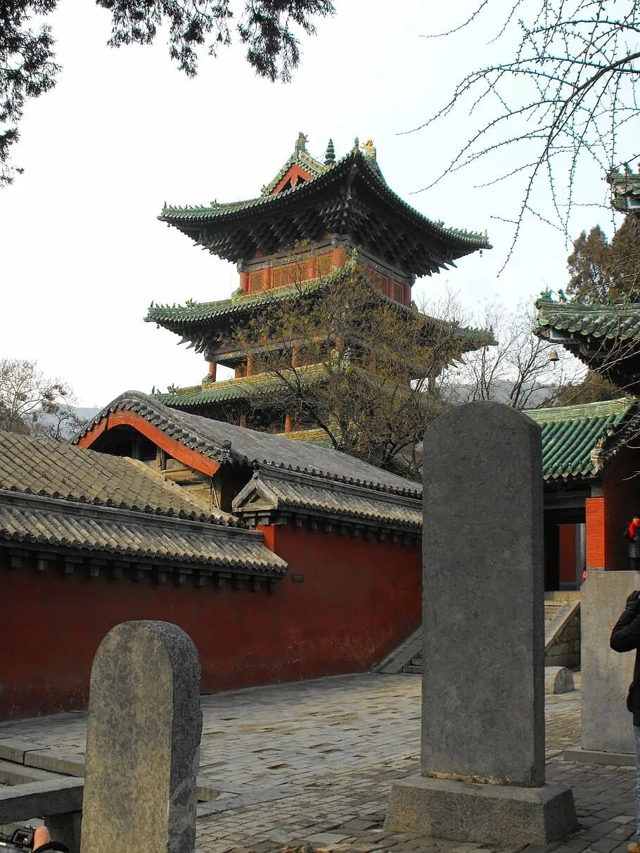 Shaolin temple. Китайский монастырь Шаолинь. Шаолинь храм ворота. Буддийский монастырь Шаолинь. Храм Шаолинь в горах.