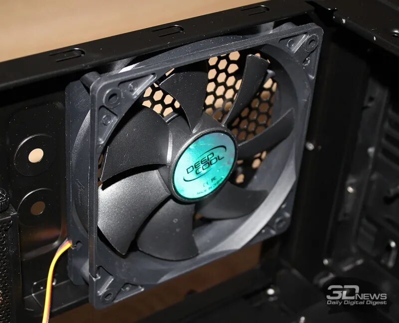 Какой вентилятор на выдув. Вентилятор deepcool на выдув. вентилятор на выдув сзади. размер кулера на корпусе сзади. deepcool 140mm df01402512cl на выдув.